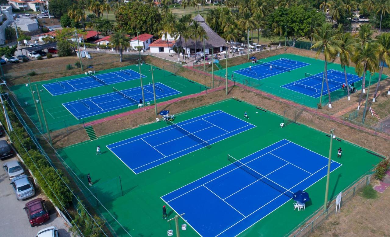 Las Hadas By Brisas Manzanillo Esterno foto Tennis courts at the resort