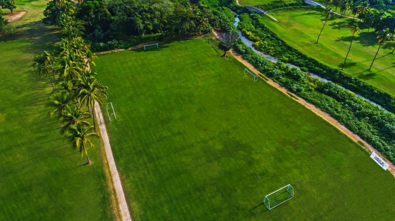 Las Hadas By Brisas Manzanillo Esterno foto Aerial view of the football field