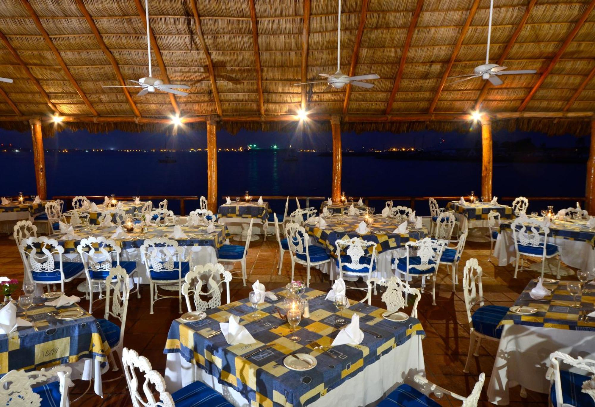 Las Hadas By Brisas Manzanillo Esterno foto The restaurant at the resort